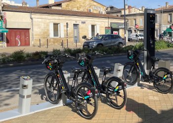 Photos d'une nouvelle station Le Vélo par TBM sur les boulevards avec la flotte de nouveaux vélos en libre-service
