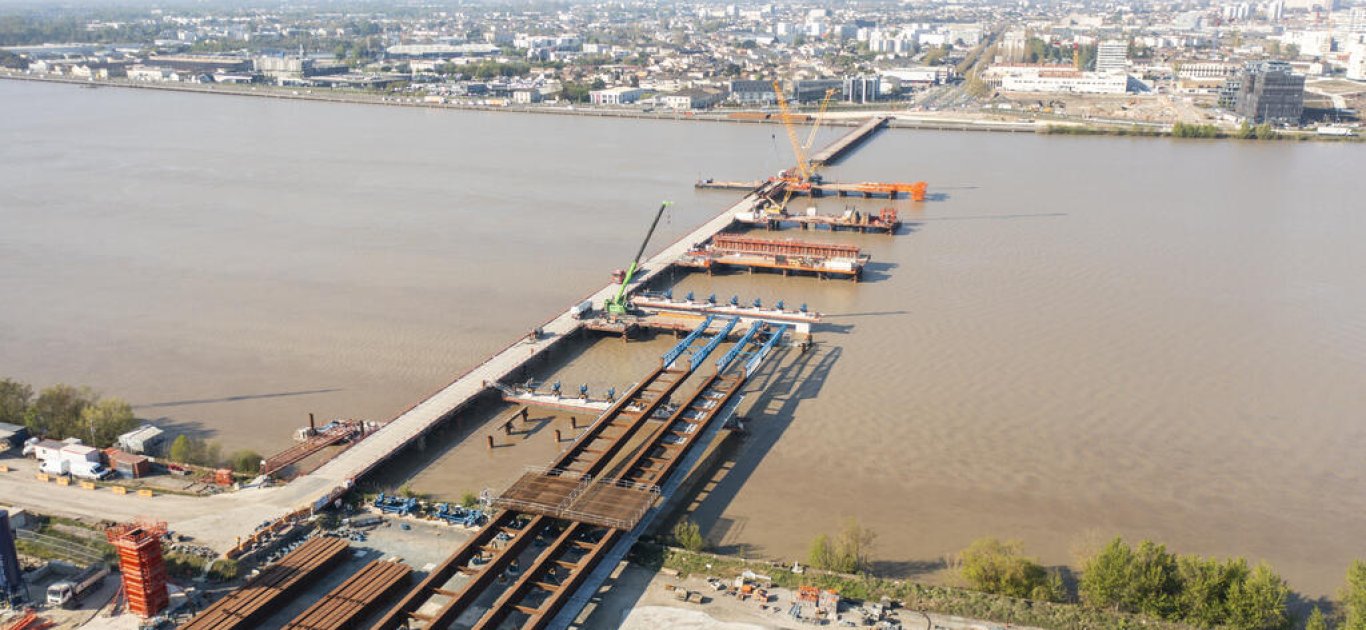 photo vue du ciel du pont Simone Veil en construction