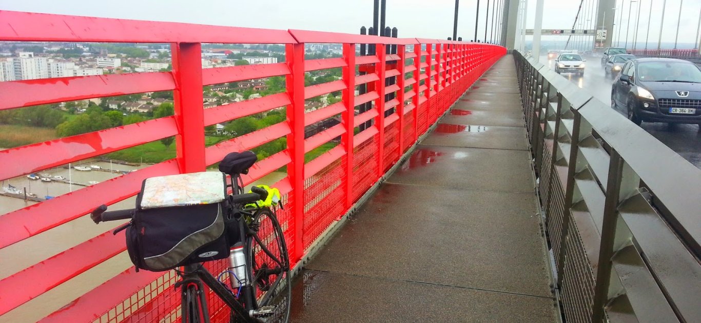 Photo d'une piste cyclable du pont d'Aquitaine avec un vélo 