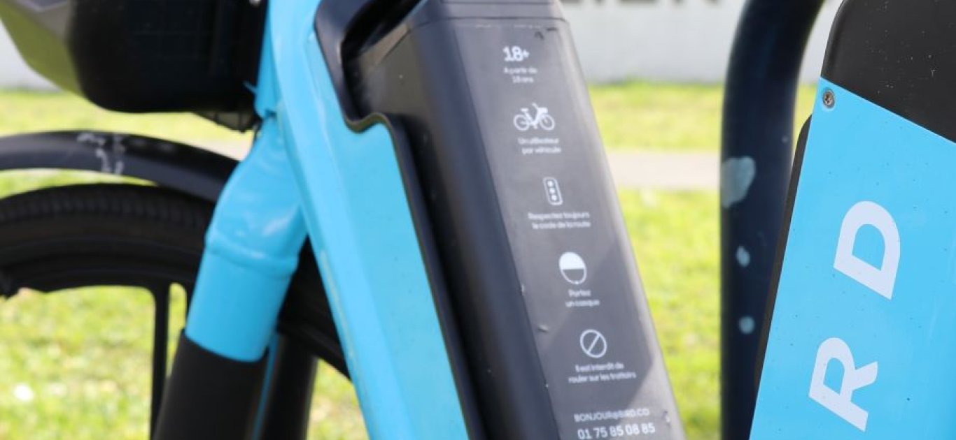 Gros plan sur le cadre d'une bicyclette en libre-service Bird