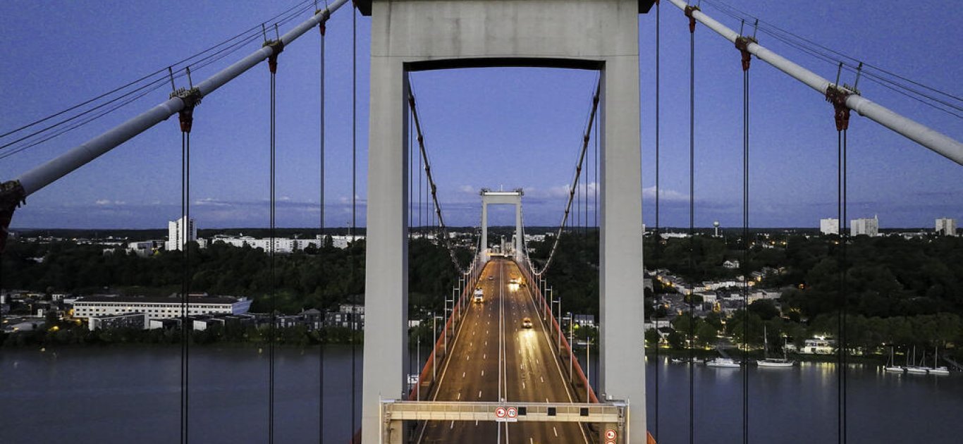 vue de drone du pont d'Aquitaine de nuit