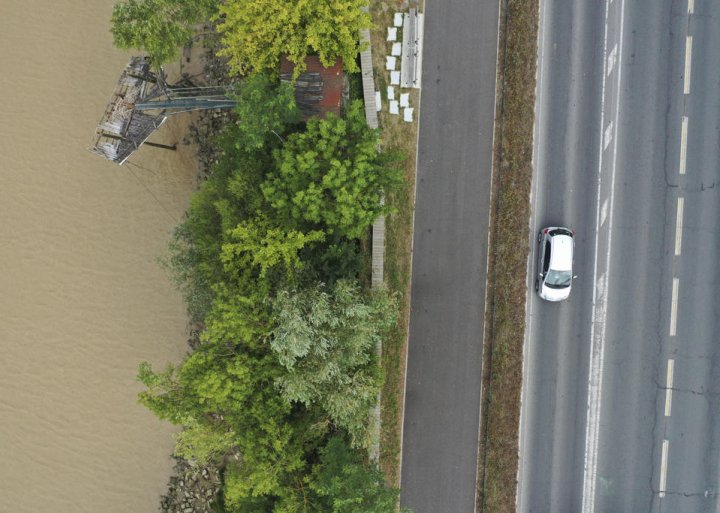 Vue du ciel des Voies sur Berges vers Bordeaux, à la droite les voies de circulation, à la gauche la Garonne