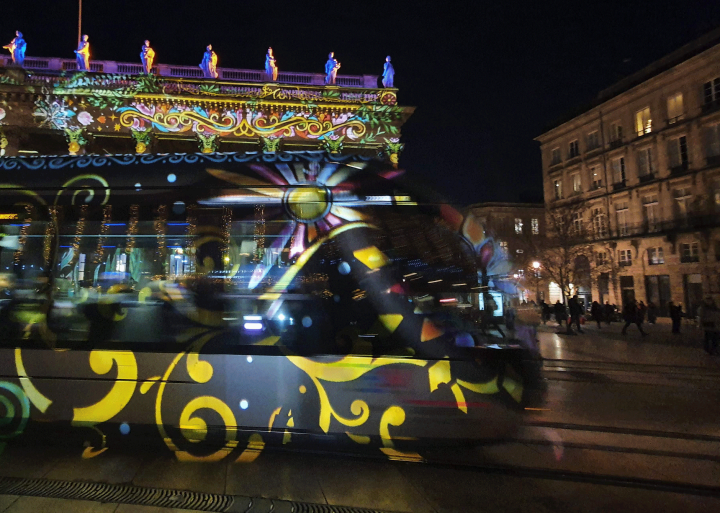Tramway place de la comédie, de nuit