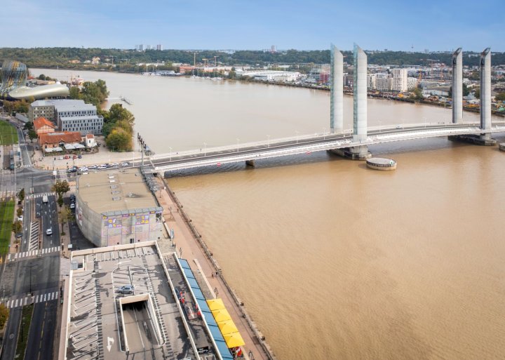 Vue de drone du pont chaban delmas et du hangar 19