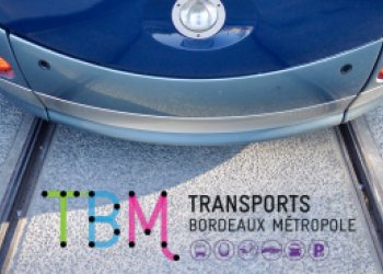 vue sur l'avant du tramway, avec logo TBM