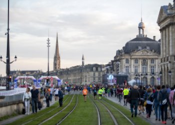 Photo des voies de tramway des quais, place de la Bourse, lors du Marathon de Bordeaux Métropole en 2019