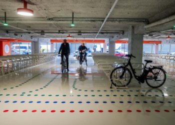 Vue intérieure de la Metstation avec 2 cyclistes et un vélo sur la droite