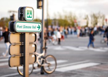 Visuel d'un panneau indiquant la piste cyclable du pont Simone Veil