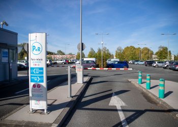 Vue de l'entrée du parking des Aubiers devant sa barrière et sa signalétique