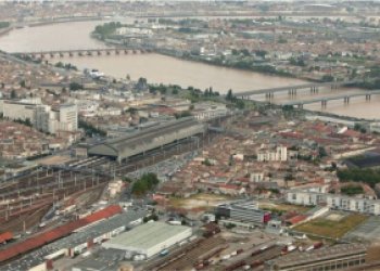 Vue du ciel du secteur de la gare et de Belcier avec les ponts Saint Jean, Eiffel et de pierre en arrière plan