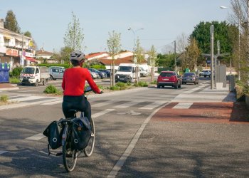 Visuel de la commune du Haillan avec un cycliste de dos en premier plan en train de circuler 