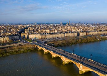 Vue de drone du pont de pierre sans tramway. On voit en second plan les quais de bordeaux et l'horizon de la ville.