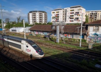 Visuel d'un train Inoui sur les voies du PEM Médoquine avant travaux 