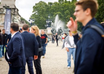Vue de personnes se promenant sur la place des Quinconces durant le Top 14 de Rugby en 2024