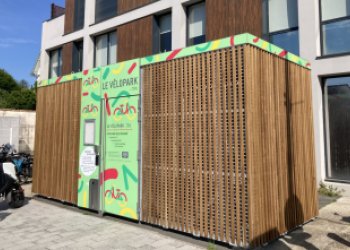 Nouvel abri vélo sécurisé TBM de Pessac Centre, positionné devant un immeuble