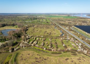 Vue aérienne de l'avenue de Labarde à Bordeaux, à gauche des étangs et à droite les panneaux photovoltaïques de Labarde