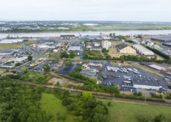 Vue aerienne de Bassens avec au fond le quai Français et la Garonne