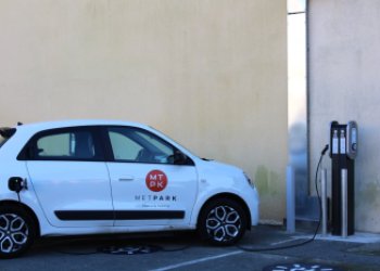 Voiture en charge sur la borne de recharge électrique du parking Metpark de Pessac
