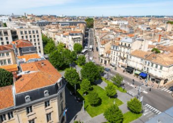 Vue de drone du cours d'Albret et de la rue du Dr Nancel Pénard