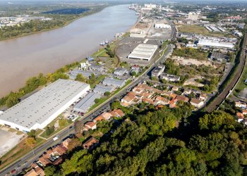 Vue de drone du secteur bas Lormont et du port autonome de Bassens, et des quais