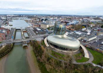 Vue de drone sur les Bassins à Flots et les ponts tournants ; à droite la Cité du Vin