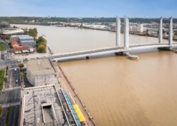 Vue de drone du pont chaban delmas et du hangar 19