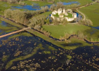 Vue de drone des Jalles à Bruges avec au fond un chateau