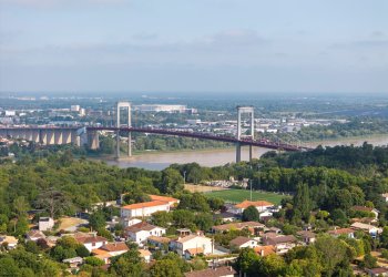 Vue du pont d'Aquitaine depuis Lormont + vue sur le stade en arrière-plan