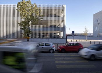 Parking Paludate Metpark avec au 1er plan des voitures qui circulent