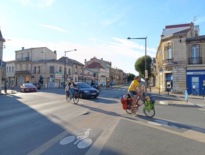 photo des marquages au sol vélo du carrefour Barrière de Pessac