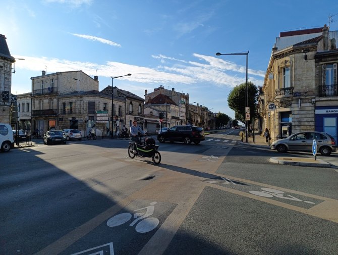 Photo d'un marquage vélo au carrefour de la Barrière de Pessac