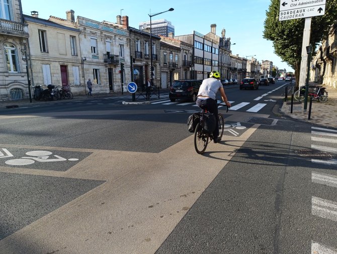 Photo du marquage au sol vélo du carrefour Wilson / Adour