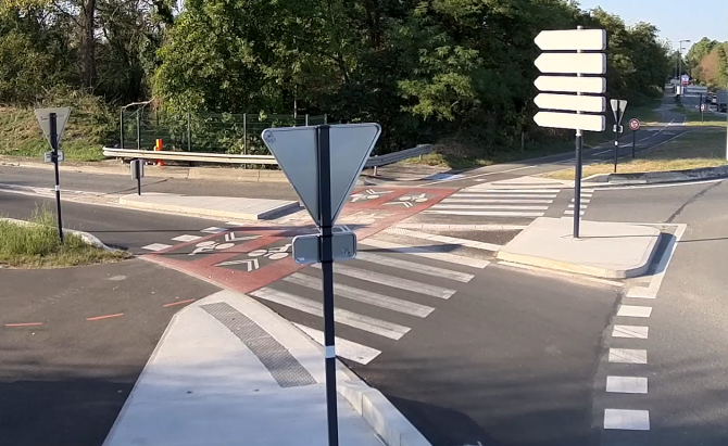 Visuel d'une traversée piéton et cycliste à un giratoire