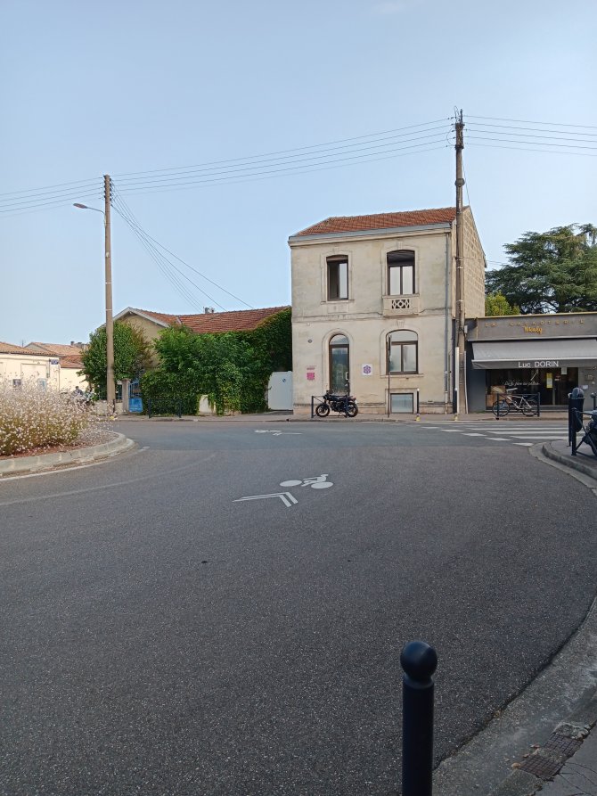 Traversée cycliste au giratoire Pasteur/Ferry à Bordeaux Caudéran
