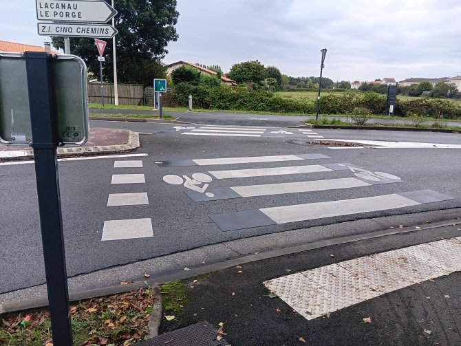 Traversée cycliste au giratoire Venteille/République