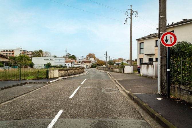 Visuel du pont de la rue Jude dans un sens avec un panneau de priorité en premier plan