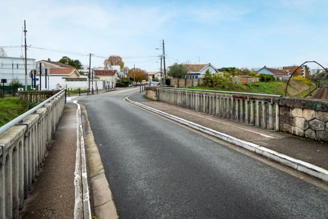 Visuel du pont de la rue Jude dans l'autre sens avec un panneau de priorité en premier plan