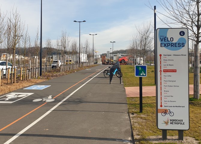 Photo du panneau du ReVE 4 sur le quai de la Souys au niveau de l'Arkéa Arena