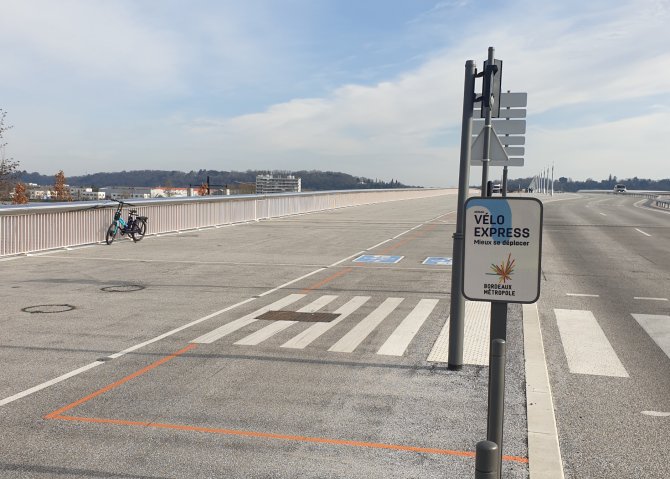 Photo de la signalétique du ReVE4 sur le pont Simone Veil