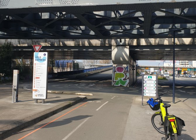 Photo de la signalétique du ReVE4 en rive droite sous le pont ferroviaire Eiffel 