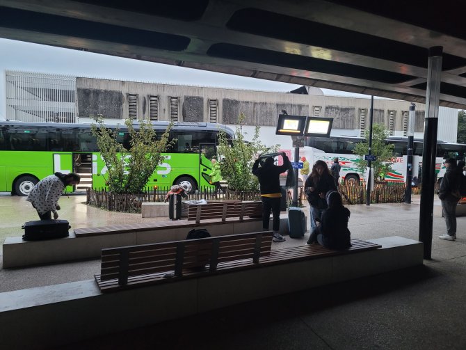 Vue de la halte routière Paludate, au fond un bus Flixbus et au 1er plan des personnes qui attendent