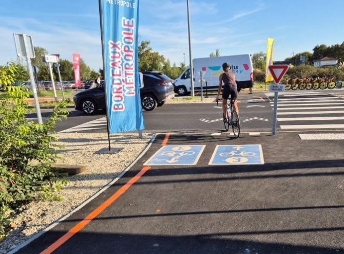 Vue d'un passage piéton vélo du ReVE3