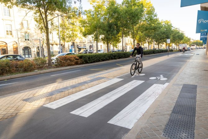 piste cyclable bidirectionnelle du quai des Chartrons avec un cycliste qui la parcourt vers les Quinconces