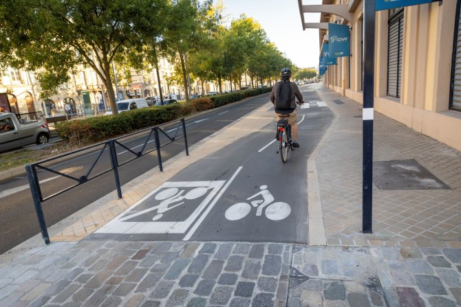 piste cyclable bidirectionnelle du quai des Chartrons 