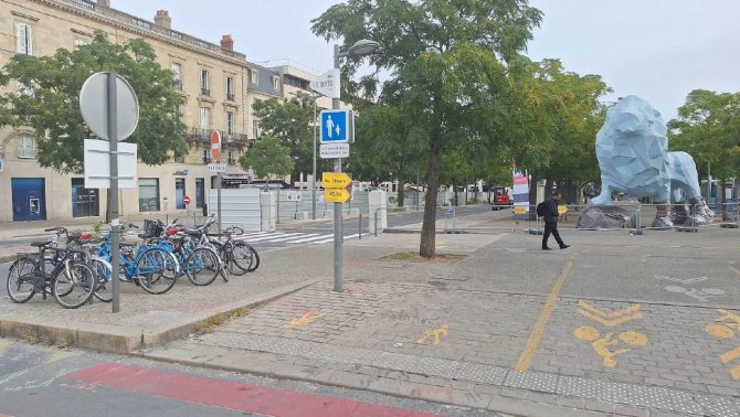 Vue des cheminements piétons et vélos sur la place Stalingrad, au fond le lion