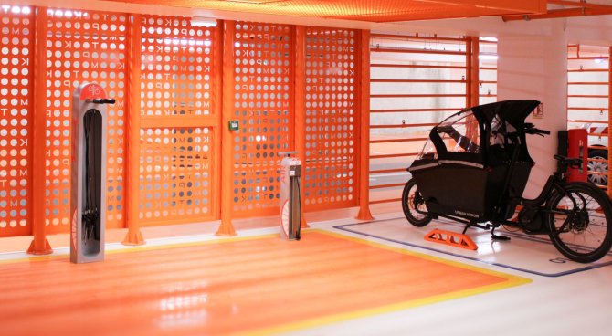 Vue sur les emplacements vélo-cargo et la station de gonflage