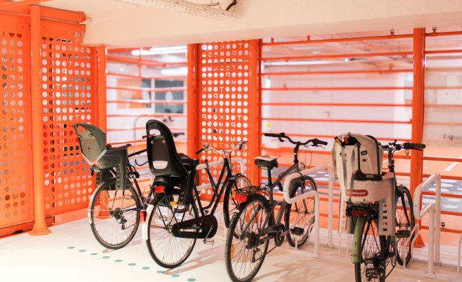 Vue sur les emplacements vélos de la Metstation République