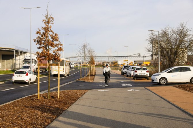 Quai Français réaménagé en direction d'Ambès la piste bidirectionnelle vélo et la voirie sur la gauche