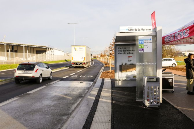 Vue sur l'arrêt de bus du quai français