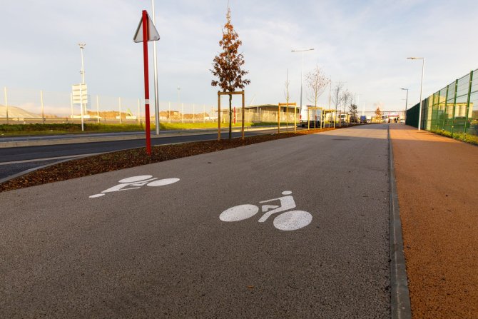 Quai Français réaménagé en direction d'Ambès : la piste bidirectionnelle vélo et la voirie sur la gauche